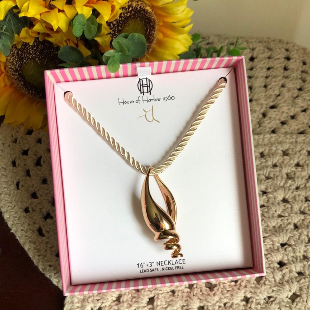 House of Harlow 1960 Gold Beachy Seashell Pendant Necklace
